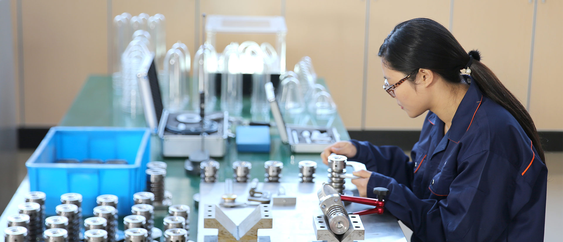 Parler du processus de moulage par injection de la préforme PET